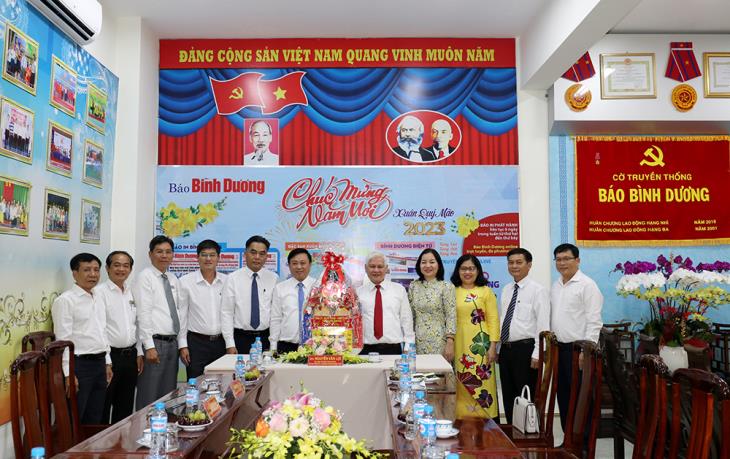 イベント ニュース – 省の指導者が訪問し、Tet Binh Duong 新聞、…