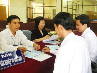 Cán bộ VDB- Chi nhánh Bình Dương đang hướng dẫn thủ tục bảo lãnh cho các doanh nghiệp