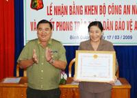 Đại tá Hồ Văn Mái, Phó Giám đốc Công an tỉnh trao bằng khen của Bộ trưởng Bộ Công an cho Công ty TM-XNK Thanh Lễ
