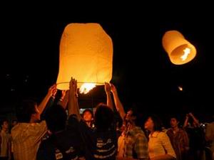 Những em nhỏ không ngờ rằng việc đốt "đèn trời" lại gây ra nhiều hậu quả nghiêm trọng