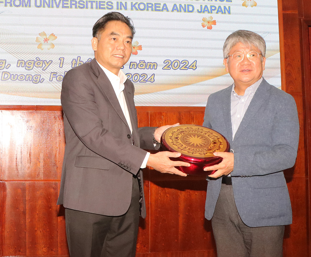 (4) Lãnh đạo tỉnh tiếp và làm việc đoàn Giáo sư đến từ các Trường Đại học Hàn Quốc và Nhật Bản.jpg