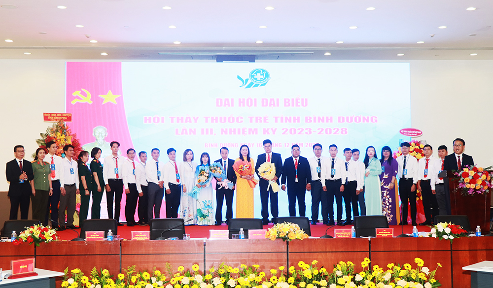 BCH ra mat ĐHHTTT.jpg