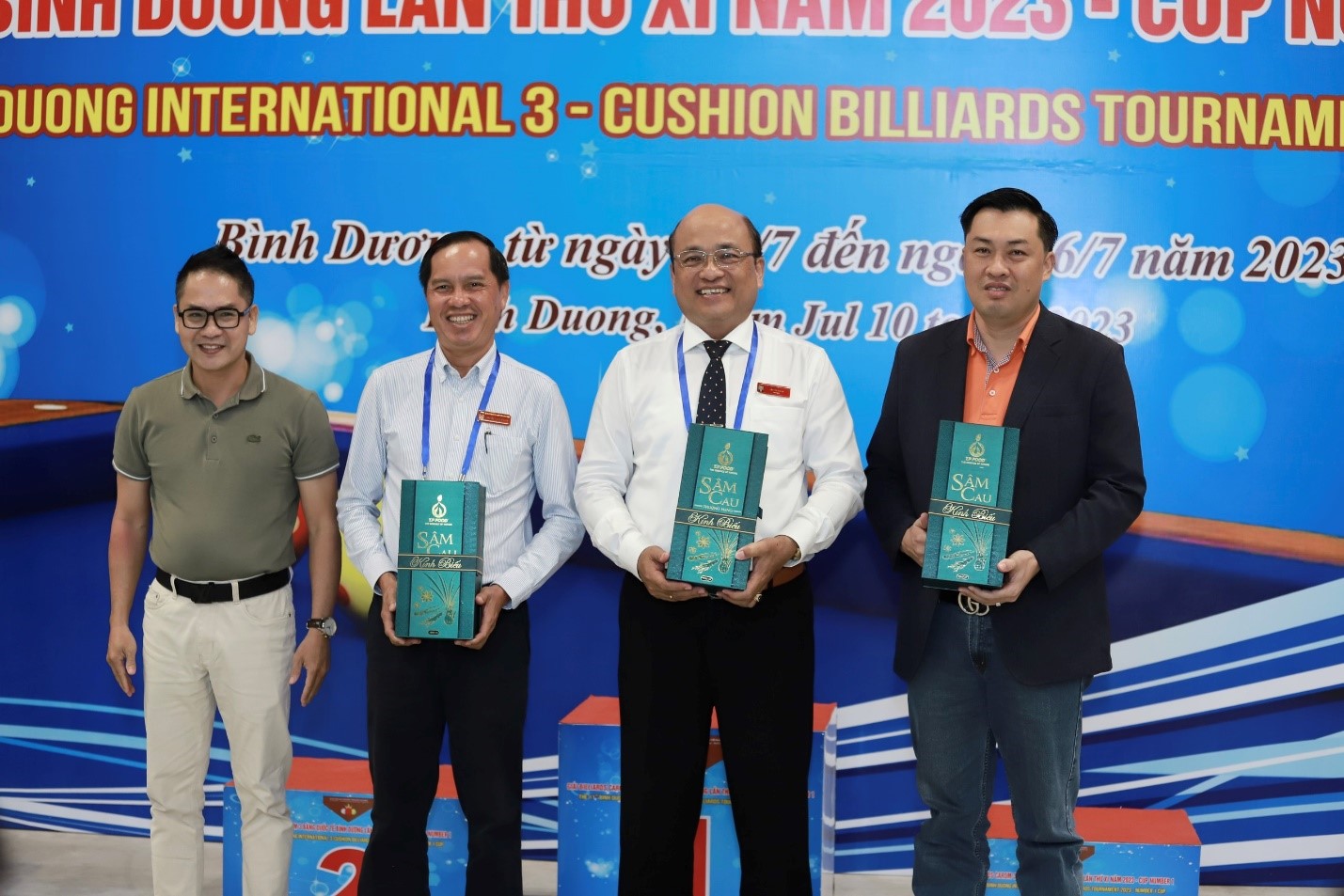 Ban Tổ chức giải nhận quà lưu niệm từ nhà tài trợ.jpg