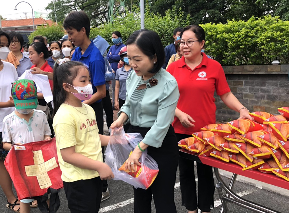 Bà Nguyễn Thu Cúc-Chủ tịch UBND TP.TDM tặng quà cho trẻ em nghèo.jpg