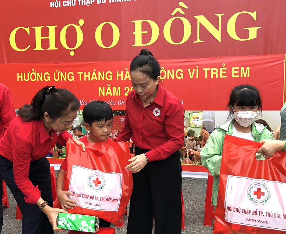Bà Nguyễn Thị Lệ Trinh, Chủ tịch Hội CTĐ tỉnh trao quà cho trẻ em nghèo của TP.TDM.jpg