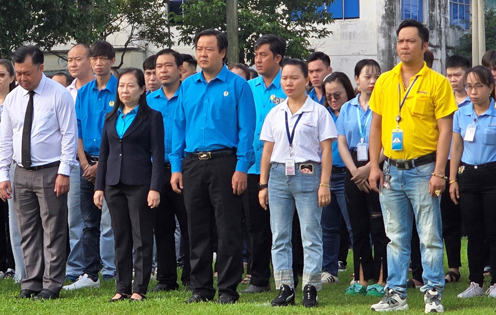 Bà Ong Thụy Hoàng Mai, Phó Chủ tịch LĐLĐ tỉnh cùng Công đoàn cơ.jpg