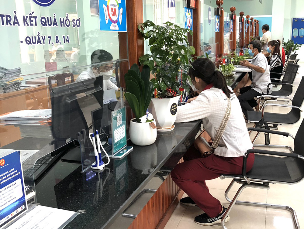 Bộ phận tiếp nhận hồ sơ của dân tại Trung tâm phục vụ hành chính công Tp TDM.jpg