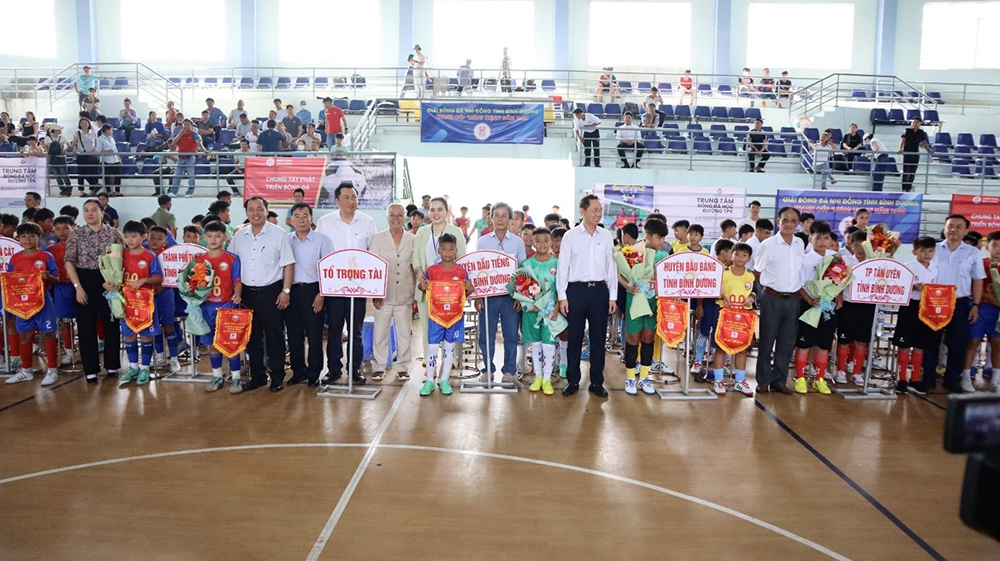 Các đại biểu, khách mời tham dự Lễ Khai mạc chụp hình lưu niệm.jpg