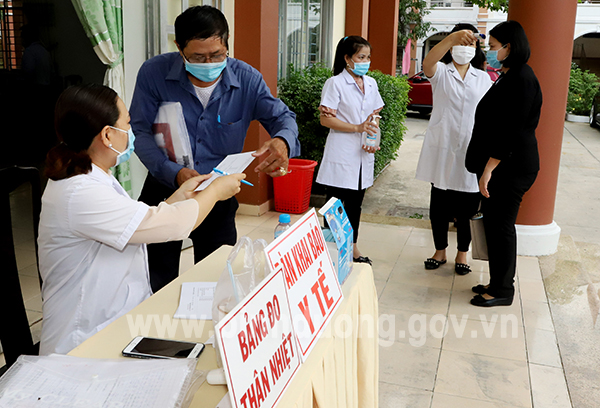 IMG_0470 kiểm tra y tế phòng chống dịch tại buổi tiếp xúc cử tri phương phú Lợi.jpg
