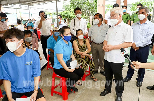 IMG_2163 bí thư hỏi thăm dộng viên bà con đang chờ tiêm muỗi 3 ngừa covid 19.jpg