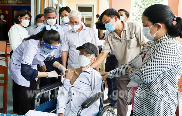 IMG_2208  bí thư  Nguyễn Văn Lợi xem tiem vắc xin muỗi 3 cho cụ ông 92 tuổi.jpg