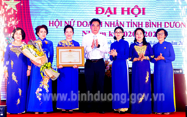 IMG_2364  thừa ủy nhiệm của thủ tướng CP, phó chủ tịch UBND tỉnh Nguyễn Lộc Hà trao BK cu3u thủ tướng CP cho HNDN tỉnh BD.JPG