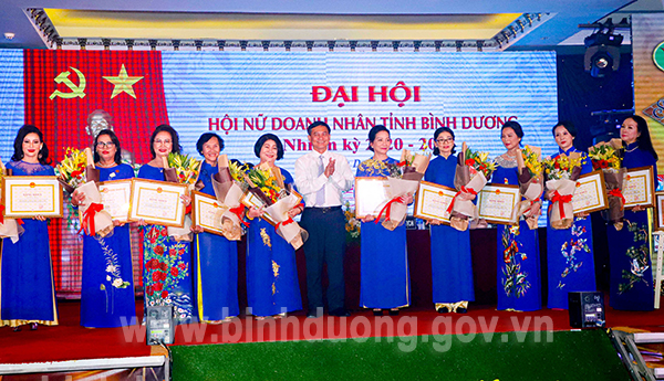 IMG_2369 nữ danh nhân tỉnh nhận BK của UBND tỉnh.jpg