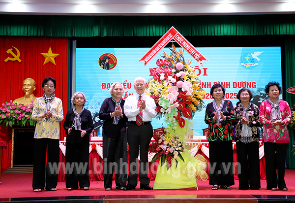 IMG_3623 nguyên chủ tịch nước trao lẳng hoa chúc mùng ĐH.jpg