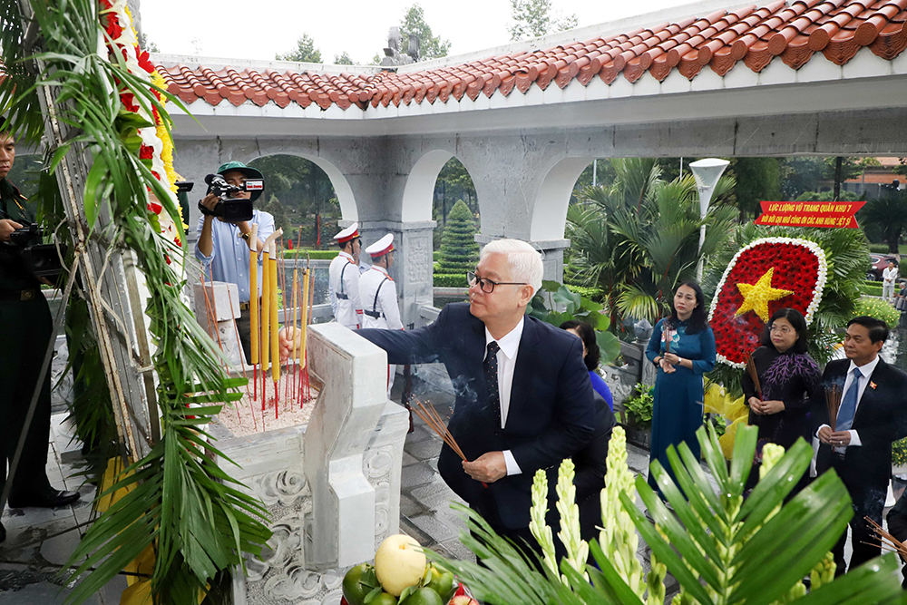 IMG_4524Ông Nguyễn Văn Lợi, Bí thư Tỉnh ủy thắp hương tại đài Liệt sĩ.jpg
