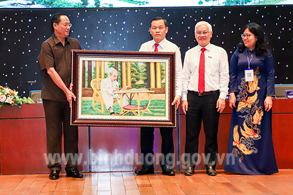 IMG_5440ông Trần Quang Phương UVBCH trung ương Đảng, PCT QH nước CHXHCNVN trao bức ảnh Bác Hồ cho lảnh đạo tỉnh BD.jpg