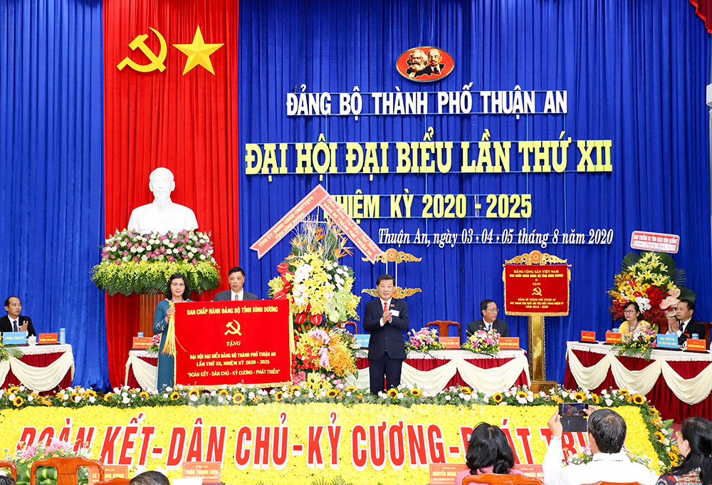 IMG_8004 trao  bức trướng của BCHĐB tỉnh  BD tặng ĐHĐB ĐB thành phố T-A lần thứ XII (1).JPG