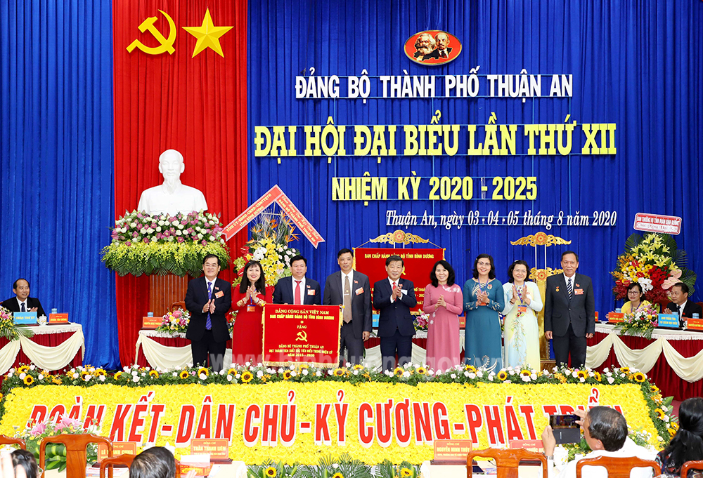 IMG_8010 BCHĐB BD tặng ĐBTP TA đạt thành tích xuất sắc tiêu biểu trong nhiệm kỳ năm 2015-2020.JPG