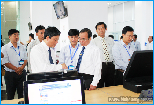 LDT tham quan TTHCC.jpg