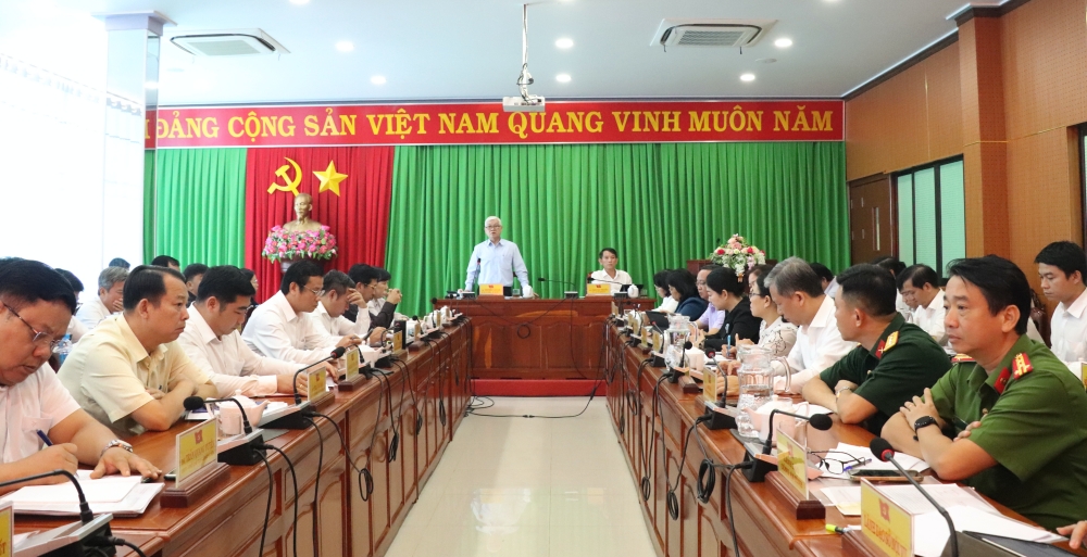 Bi thu lam viec voi Huyen uy Dau Tieng-1.JPG