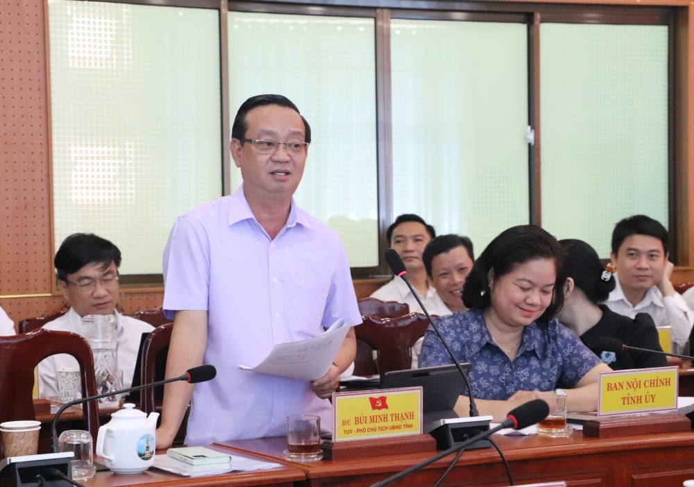Bi thu lam viec voi Huyen uy Dau Tieng-5.JPG