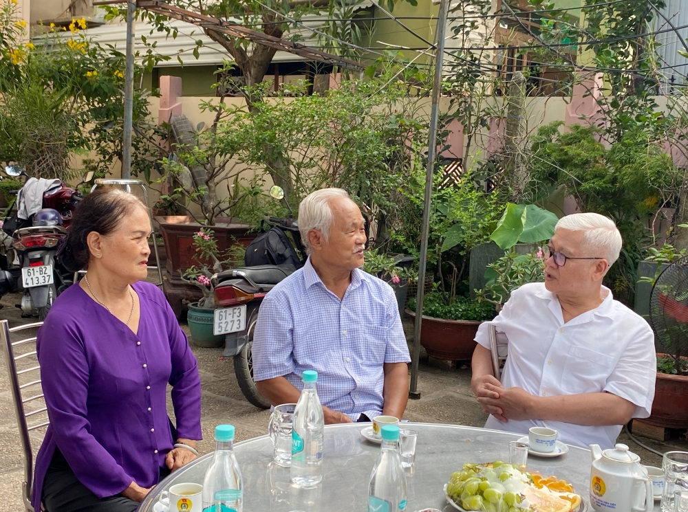 Bi thu tham ong Nguyen Nghiem-2.jpg
