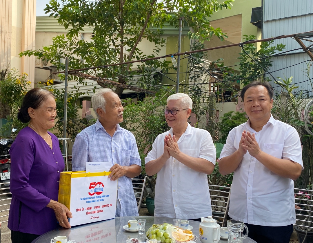 Bi thu tham ong Nguyen Nghiem-3.jpg