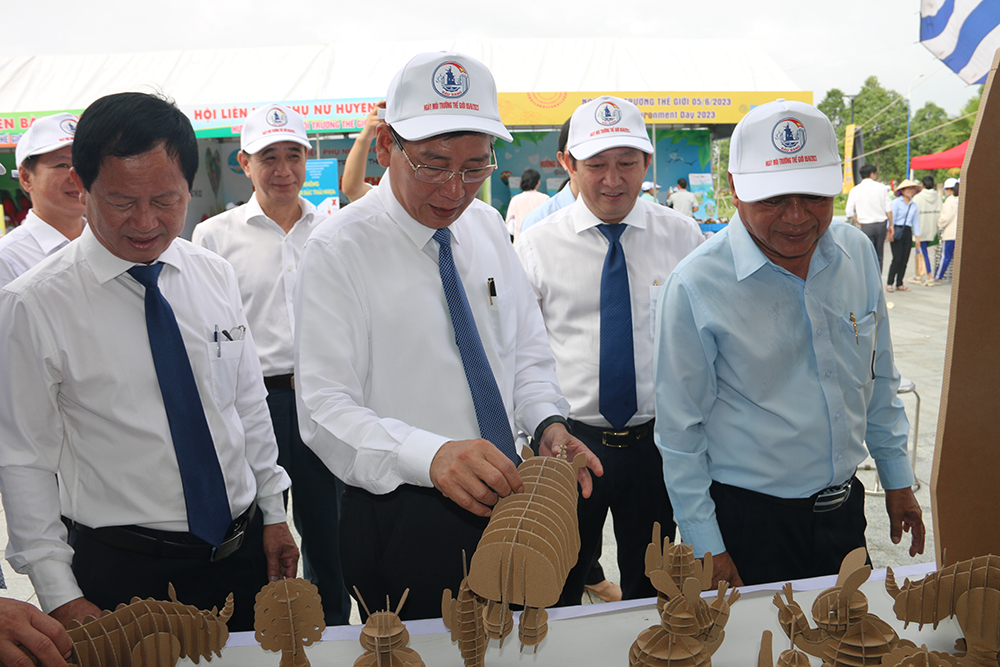 Các đại biểu tham quan các gian hàng Hoàng Tú.JPG