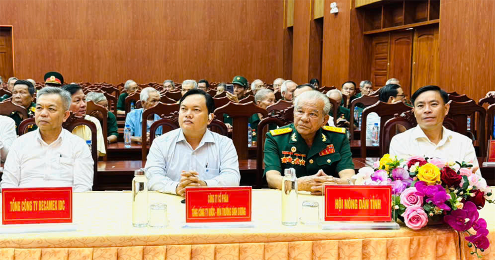 DAI BIEU THAM DU BUOI HOP MAT LU DOAN PHU LOI.png