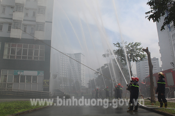 Diễn tập phương án chữa cháy và cứu nạn cứu hộ phối hợp nhiều lực lượng 4 (2).JPG