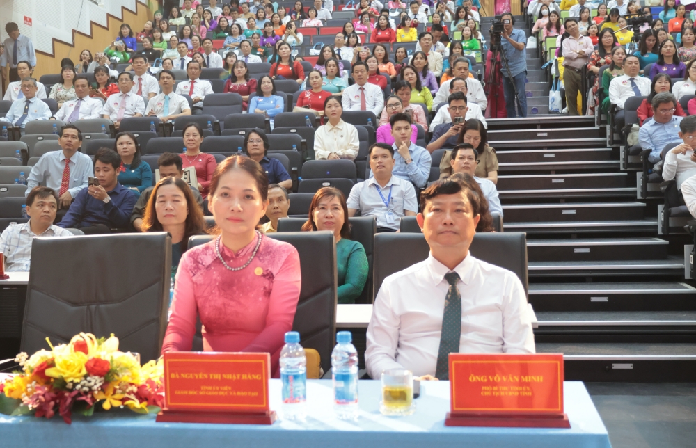 Hoi nghi dien hinh tien tien nganh GDDT-1.JPG