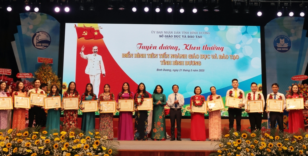 Hoi nghi dien hinh tien tien nganh GDDT-10.JPG