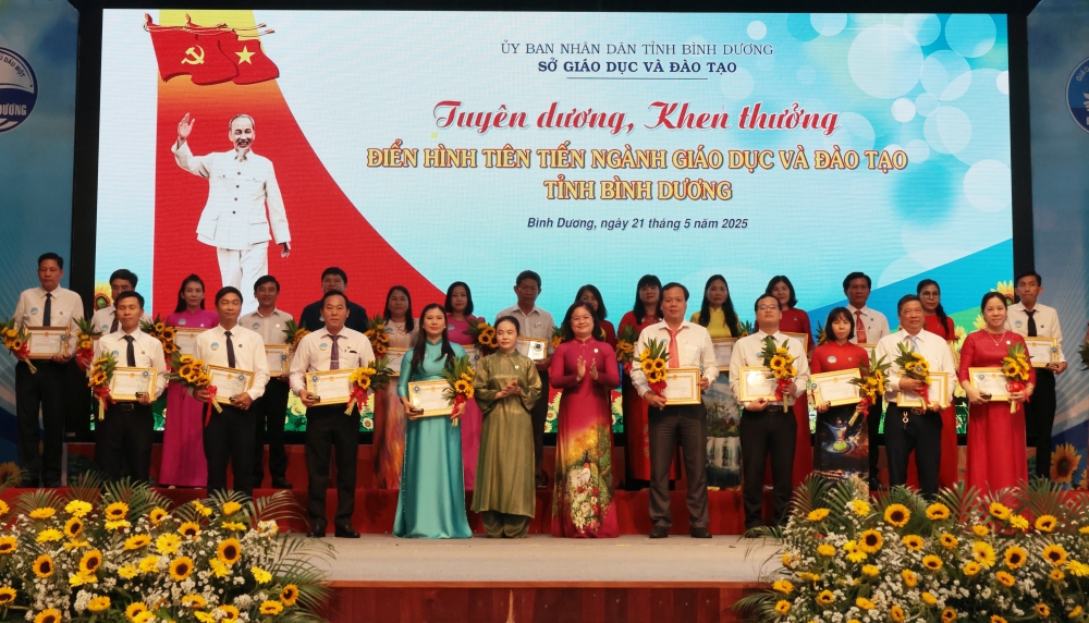 Hoi nghi dien hinh tien tien nganh GDDT-13.JPG