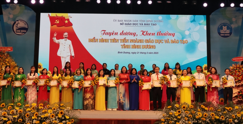 Hoi nghi dien hinh tien tien nganh GDDT-14.JPG