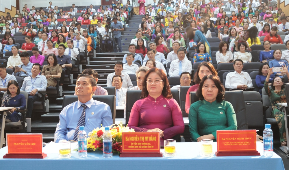 Hoi nghi dien hinh tien tien nganh GDDT-2.JPG