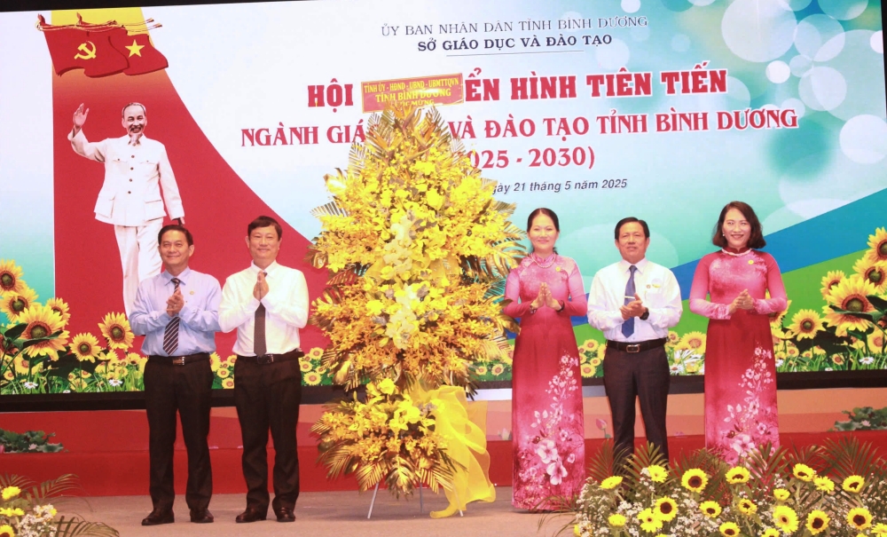 Hoi nghi dien hinh tien tien nganh GDDT-3.jpg