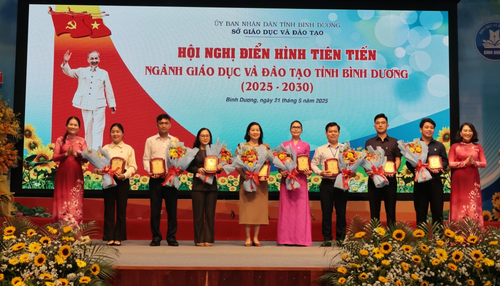 Hoi nghi dien hinh tien tien nganh GDDT-4.JPG