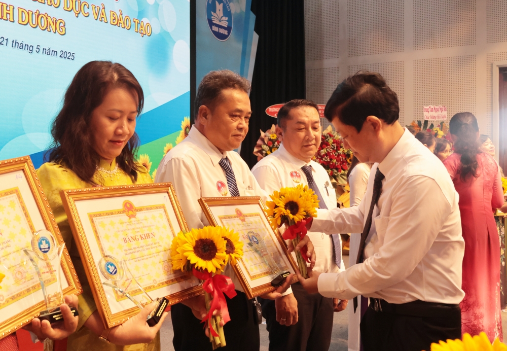 Hoi nghi dien hinh tien tien nganh GDDT-7.jpg