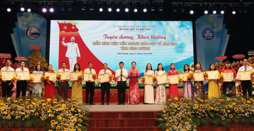 Hoi nghi dien hinh tien tien nganh GDDT-8.JPG