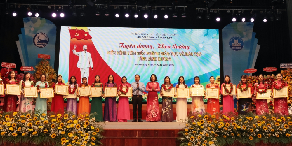 Hoi nghi dien hinh tien tien nganh GDDT-9.JPG