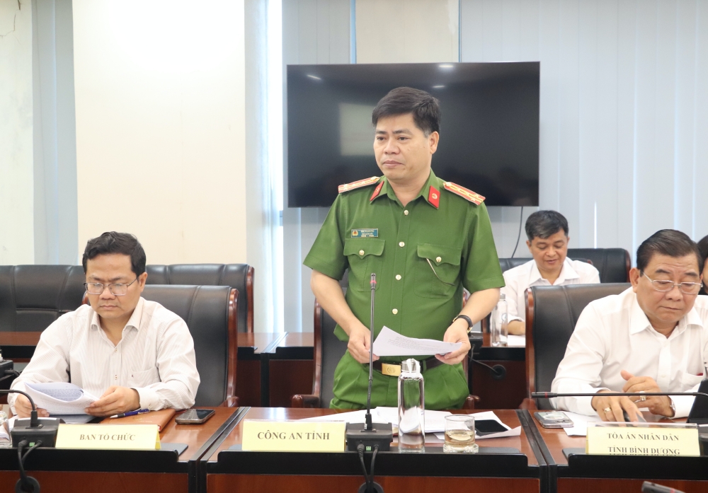 Hoi nghi lay y kien du thao Luat-3.JPG