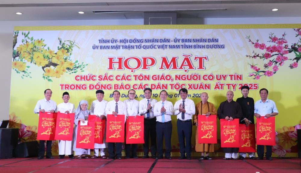 Hop mat chuc sac ton giao 2025-10.JPG