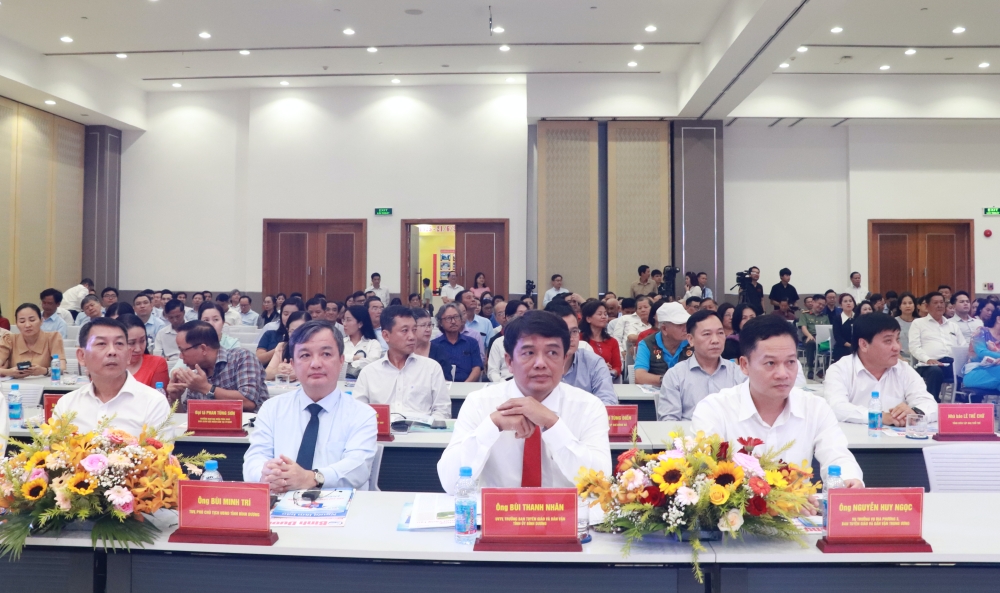 Hop mat ky niem bao chi-2.JPG