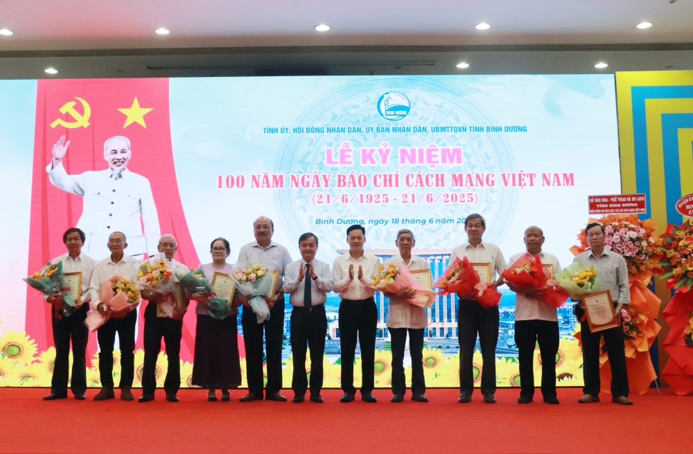 Hop mat ky niem bao chi-7.JPG