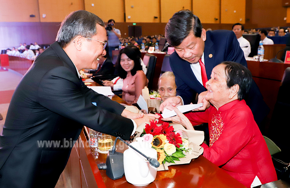 IMG_9368 tặng hoa và quà cho mẹ VNAH đến dự ĐHTĐYN.JPG