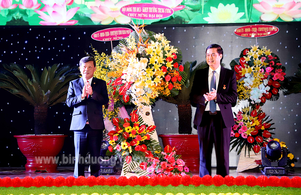 IMG_9382 lẳng hoa của hội đồng thi đua-khen thưởng trung ương chúc mừng đại hội thi đua yêu nước tỉnh.JPG