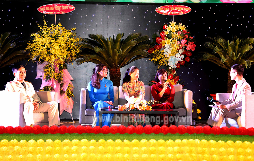 IMG_9400 các đại biểu tiêu biểu giao lưu với ĐB dự đại hội.JPG