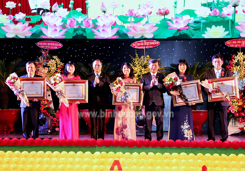 IMG_9409 trao 2 huân chương lao động hạng nhì và 3 huân chương lao động hạng ba.jpg