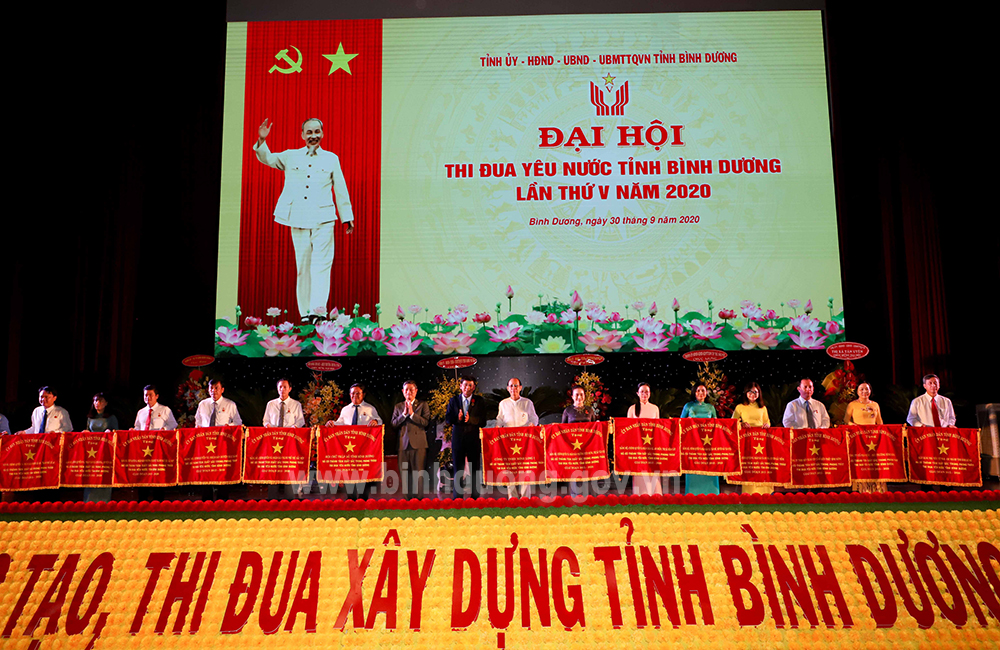 IMG_9424 các đơn vị xuất sắc trong phong trào thi đua nhận cờ của UBND tỉnh tặng.JPG