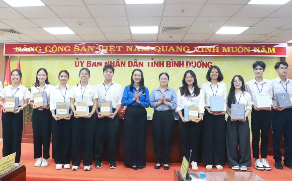 LDT gap go Doan SV VN tai Singapore-5.JPG